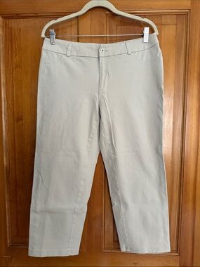 Chico’s tan capri pants size 8